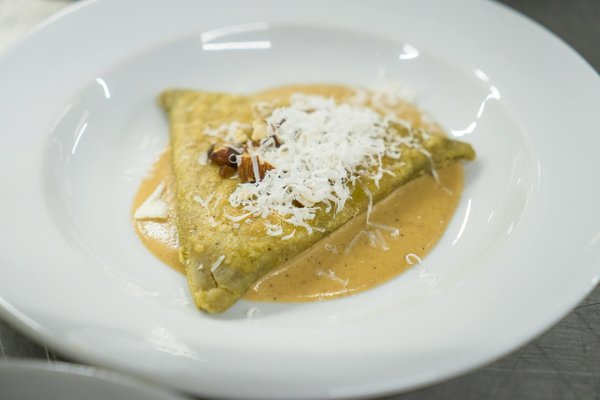 Wie kann man Outfits zusammenstellen, die sowohl für den Tag als auch für den Abend geeignet sind?