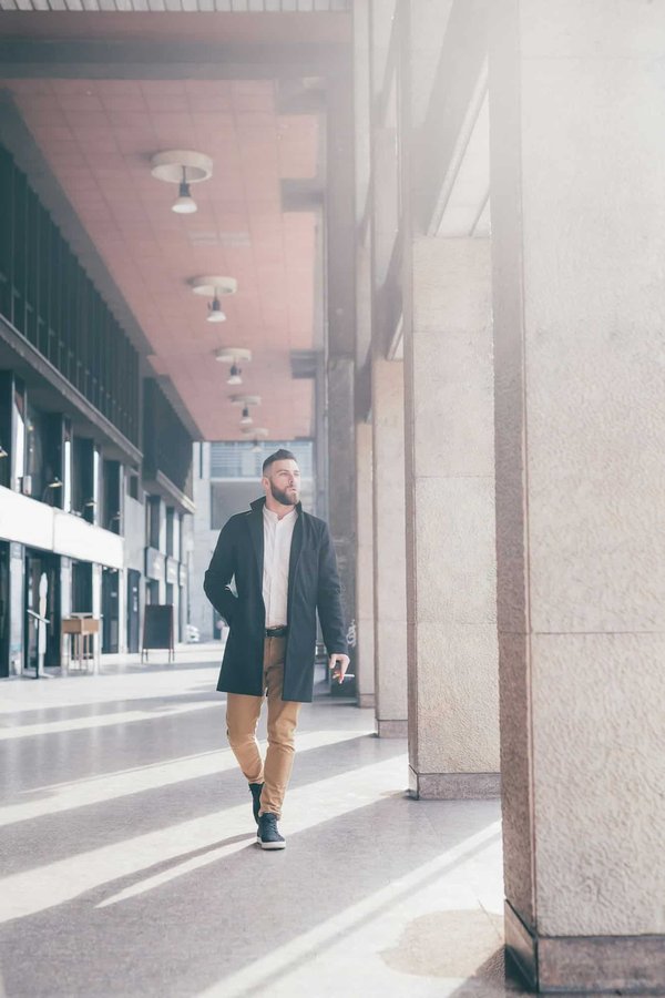 Wie lässt sich ein eleganter Abendlook mit bequemen Schuhen zusammenstellen?